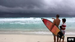 Turistas observan la llegada de la tormenta tropical "Karen" hoy, jueves 3 de octubre de 2013, desde una playa del centro de recreo de Cancún, en el estado mexicano de Quintana Roo.