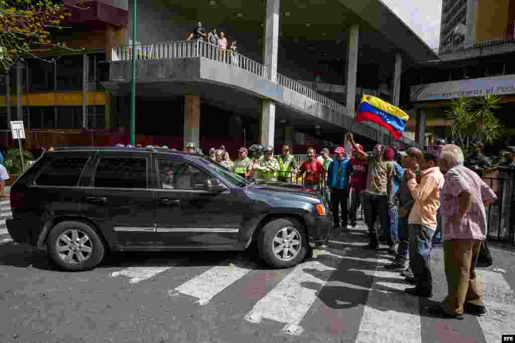 El dirigente opositor venezolano, Carlos Ocariz, permanece dentro de una camioneta mientras personas adeptas al gobierno nacional impiden su paso al Consejo Nacional Electoral (CNE) hoy, jueves 2 de junio del 2016 en el centro de la ciudad de Caracas (Ven