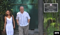 Elizardo Sánchez (d), de la Comisión Cubana de Derechos Humanos y Reconciliación Nacional (CCDHRN) y Kirenia Yalit Nuñes al salir de la embajda de Costa Rica en La Habana.