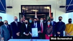 Firma de la declaración del Día del Anticomunismo en Miami por el alcalde Francis Suárez.