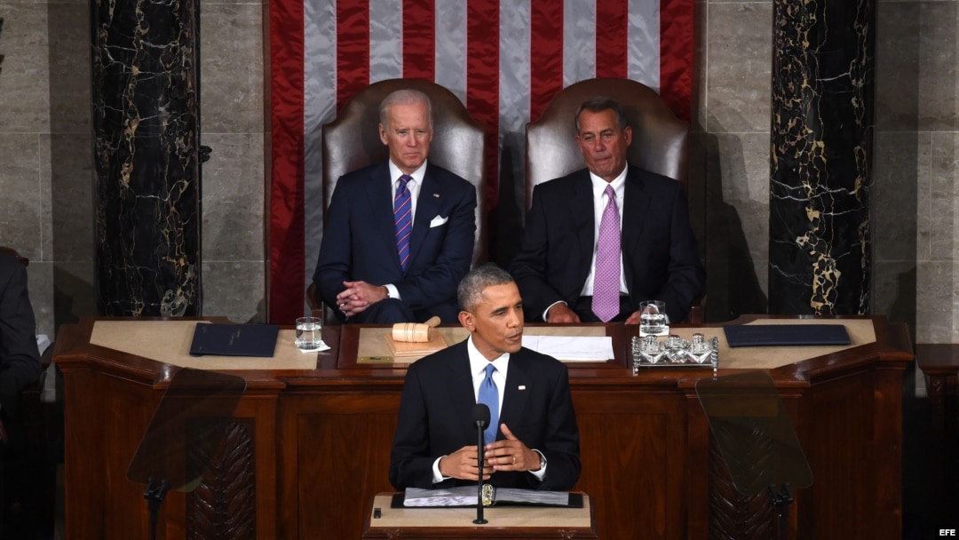Barack Obama, acompañado por el vicepresidente Joseph Biden (i) y del presidente de la Cámara, John Boehner (d), durante el Discurso sobre el Estado de la Unión, en la Cámara de Representantes de Estados Unidos en el Capitolio, en Washington.