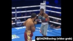 Andy Cruz cae ante Muratalla. (Captura de video @DAZNBoxing)