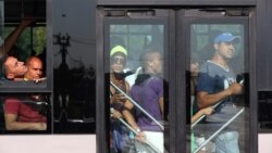 Bailando dentro de un autobús