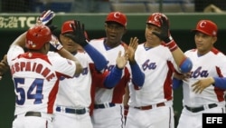 Alfredo Despaigne (izq) celebra con sus compañeros de equipo en el Clásico Mundial de Béisbol en el estadio Tokio Dome el viernes 8 de marzo de 2013 en Tokio (Japón).