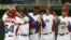 Alfredo Despaigne (izq) celebra con sus compañeros de equipo en el Clásico Mundial de Béisbol en el estadio Tokio Dome el viernes 8 de marzo de 2013 en Tokio (Japón).