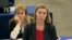 La alta representante de la Unión Europea, Federica Mogherini (c).