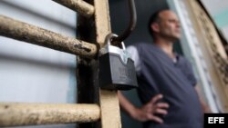Un recluso permanece en la puerta de su celda, en la prisión Combinado del Este, en La Habana. Foto Archivo 