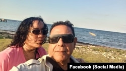 Yunia Figueredo junto a su esposo, el también comunicador independiente Frank Correa.