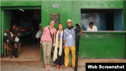 Las reporteras de la agencia finlandesa YLE, Jessica Stolzmann y Jaana Kanninen, y el camarógrafo cubano Oscar Romero.
