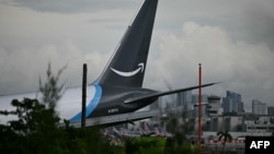 La cola del avión de carga de Amazon Prime accidentado en el Aeropuerto Internacional de Miami. (CHANDAN KHANNA / AFP)
