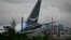 La cola del avión de carga de Amazon Prime accidentado en el Aeropuerto Internacional de Miami. (CHANDAN KHANNA / AFP)