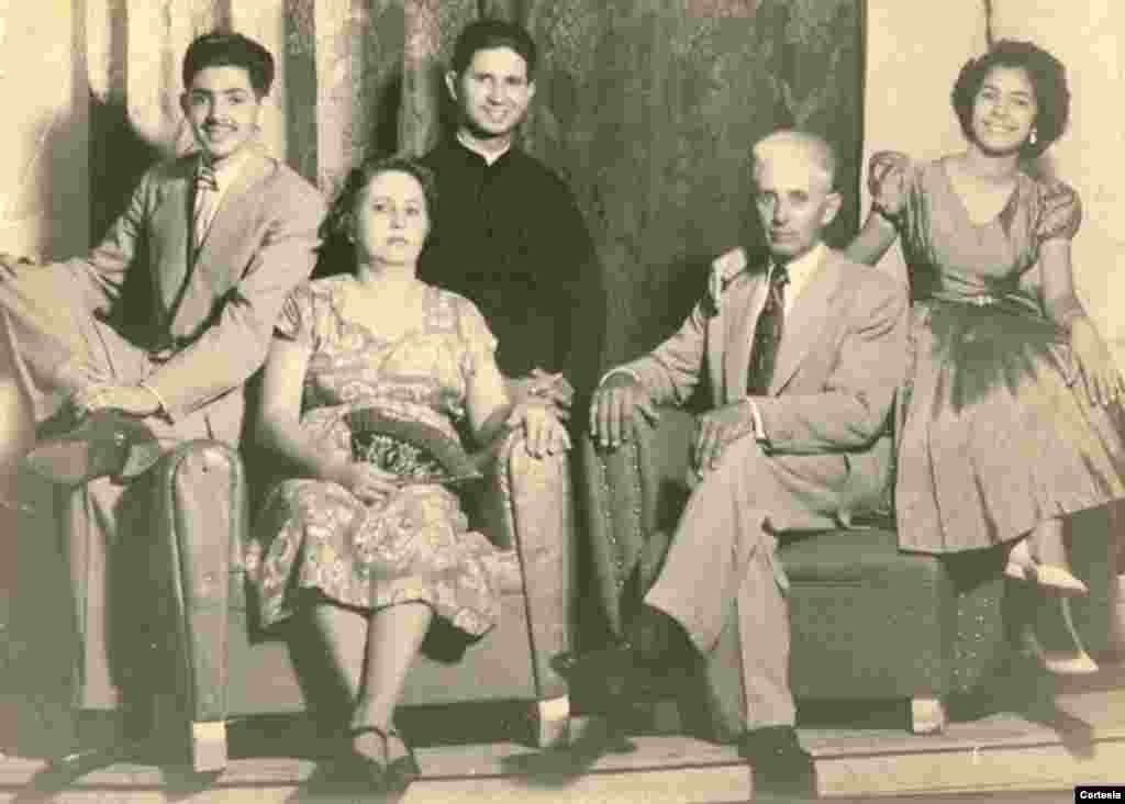 Padre Agust&iacute;n Rom&aacute;n posa con su familia, la madre Juana M. Rodr&iacute;guez, padre Rosendo Rom&aacute;n, hermano Nivaldo y hermana Iraida, en su nativa Cuba.