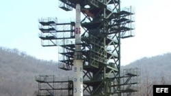 Archivo - Fotografía de archivo enviada por la agencia norcoreana KCNA del cohete de largo alcance Unha-3. 