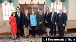 La Secretaria de Estado Hillary Clinton, con los miembros del BBG