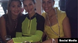 Rudy Aissami (de amarillo, der.) esposa del vicepresidente de Venezuela Tareck el Aissami, fue expuesta en Instagram con un reloj Richard Mille que puede costar casi de $115.000