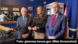 Congresistas cubanoamericanos Carlos Giménez, María Elvira Salazar y Mario Díaz-Balart.