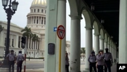 La policía hace guardia cerca del edificio del Capitolio Nacional, sede de la Asamblea Nacional del Poder Popular. AP Photo/Eliana Aponte/Archivo