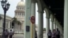 Oficiales de policia vigilan los alrededores del Capitolio, en La Habana.  (AP/Eliana Aponte, Archivo)
