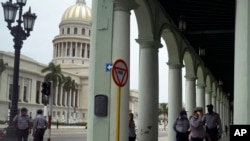 Oficiales de policia vigilan los alrededores del Capitolio, en La Habana.  (AP/Eliana Aponte, Archivo)