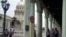 Oficiales de policia vigilan los alrededores del Capitolio, en La Habana.  (AP/Eliana Aponte, Archivo)