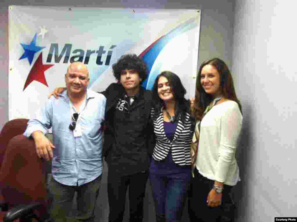 Con Gorki Águila, líder de la banda Porno para Ricardo y Rebeca Fernández, estudiante de Periodismo