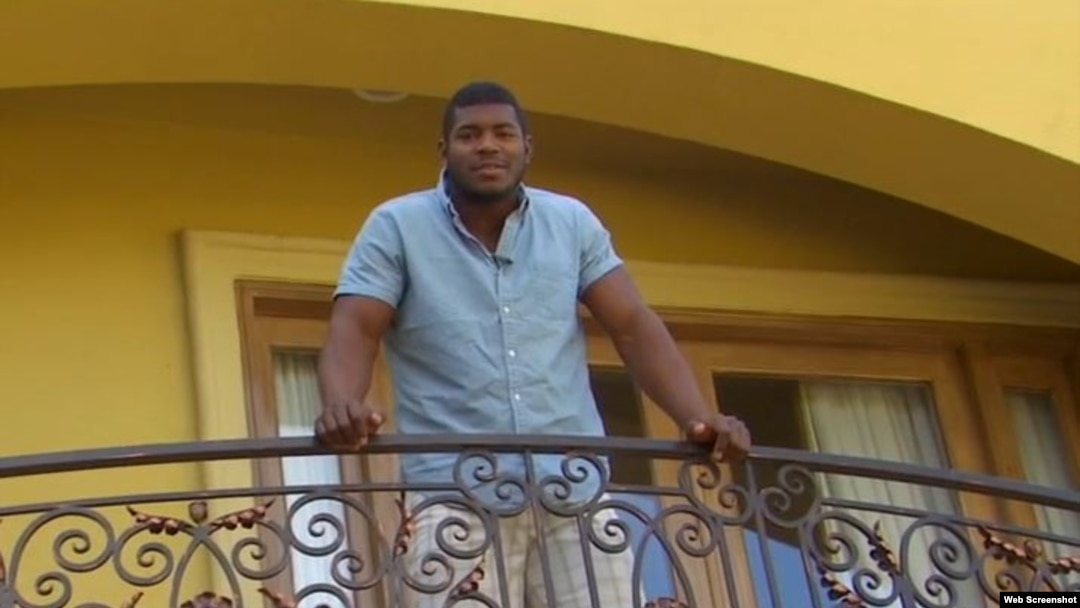El cubano Yasiel Puig en el balcón de su casa en Los Ángeles, California.