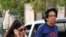 Foto de archivo de 2008 de la "bloguera" Yoani Sánchez, autora del blog "Generación Y", en La Habana Vieja, junto a su esposo, Reinaldo Escobar.