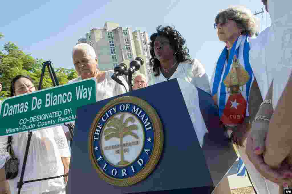 La presidenta de Las Damas de Blanco, Berta Soler Fernández (2-d), habla a los asistentes durante una ceremonia en Miami, Florida