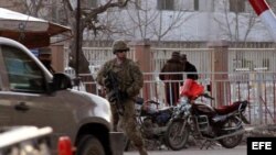 Un soldado estadounidense monta guardia a la entrada del Ministerio del Interior afgano en Kabul, Afganistán.