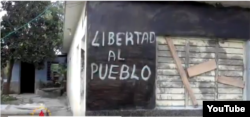 El cartel que Nirma Hernández pintó en la pared de su casa.