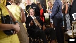 El expresidente de Estados Unidos, George H W Bush (c), participa en una ceremonia de reconocimiento y entrega número 5.000 del premio Daily Point of Light (Puntos de luz), la más grande organización del mundo dedicada al servicio voluntario en diversos c