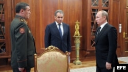 El presidente ruso, Vladimir Putin (d), recibe al recién designado jefe del Estado Mayor de Rusia (i), el coronel Valery Gerasimov, en el Kremlin en Moscú, Rusia.