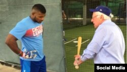 El Senador independiente por Vermont Bernie Sanders, un fan de los Dodgers, da consejos de bateo al pelotero cubano Yasiel Puig.