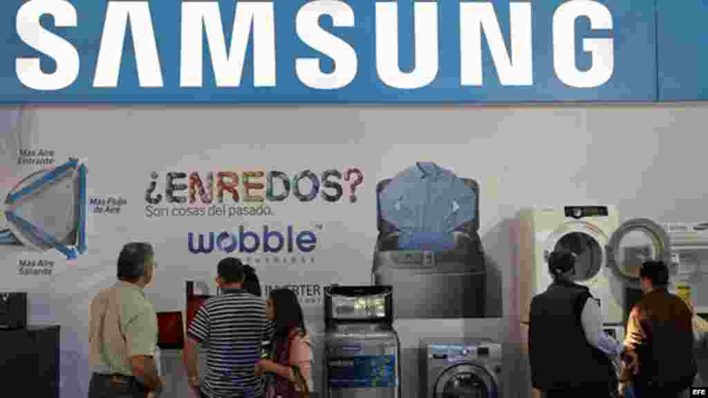 Asistentes son vistos en el stand de Samsung