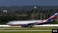  Un avión de Aeroflot procedente de Moscú aterriza en el aeropuerto José Martí de la Habana (Cuba). En este avión se había especulado que viajaría Edward Snowden.