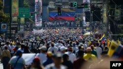 Opositores se congregan en las calles de Caracas en apoyo a Juan Guaidó.