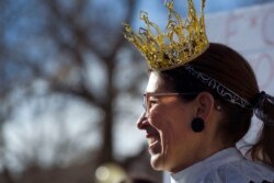 Manifestante en Denver en enero del 2019, imitando a la jueza Ginsburg.