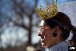 Manifestante en Denver en enero del 2019, imitando a la jueza Ginsburg.