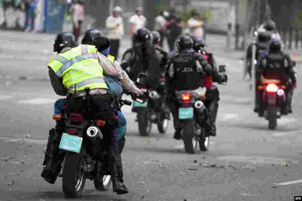 Los detenidos fueron sacados de la zona a bordo de motocicletas en una operación que duró escasos 20 minutos, mientras unos 200 manifestantes escapaban por calles aledañas a la Plaza Altamira.