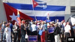 Encuesta: Mayoría de votantes de Miami apoyan cambio de política de EEUU hacia Cuba
