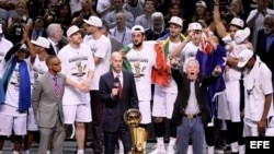 Spurs de San Antonio se proclaman campeones de la NBA. 