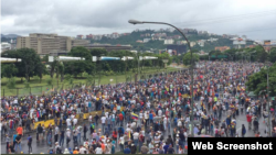 Opositores venezolanos se manifiestan este sábado frente a la base aérea La Carlota en Caraca