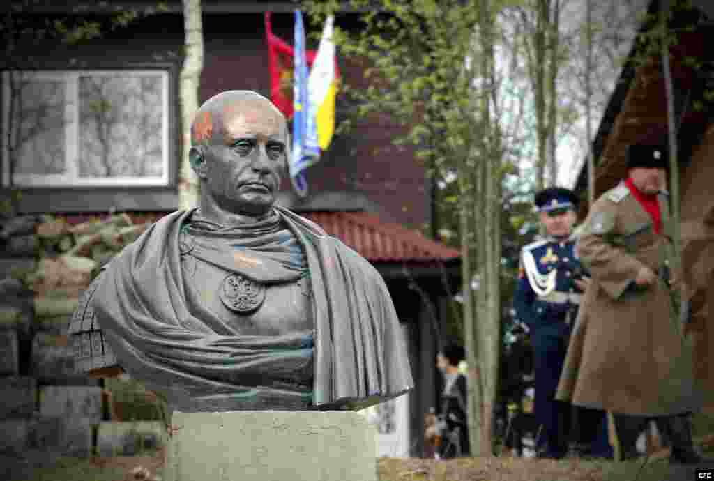 Estatua de Putin en Rusia.