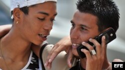 Un joven habla por un teléfono celular en La Habana. EFE