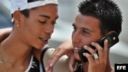 Un joven habla por un teléfono celular en La Habana. EFE