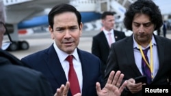 El secretario de Estado, Marco Rubio, habla con la prensa en el aeropuerto de Le Bourget, a las afueras de París, Francia, el 27 de marzo de 2026. Brendan Smialowski/Pool vía REUTERS