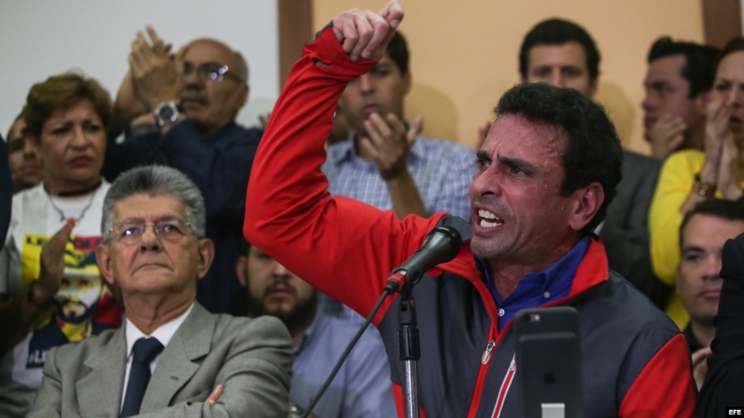  El gobernador del estado de Miranda, Henrique Capriles (d), acompañado del presidente de la Asamblea Nacional, Henry Ramos Allup (i), ofrece una rueda de prensa hoy, viernes 21 de octubre de 2016, en Caracas (Venezuela). La alianza opositora venezolana M