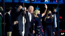 Joe Biden y su familia después de pronunciar un discurso en Wilmington, Delaware, el sábado en la noche (Paul Sancya / AP Photo).