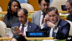 Embajadores Jeff Bartos (izquierda) y Mike Waltz (derecha) durante debate en la ONU de resolución sobre el embargo a Cuba el 28 de octubre de 2026. 