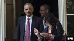 El fiscal general estadounidense Eric Holder (i).